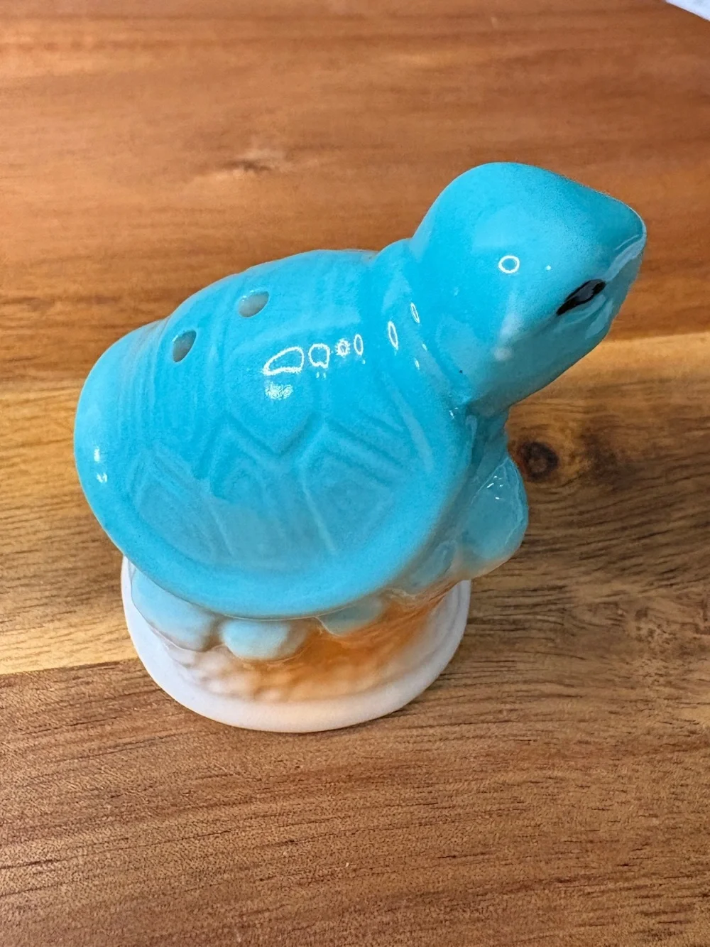 Cracker Barrel Turquoise and White Puffer Fish & SeaTurtle Salt & Pepper Shakers